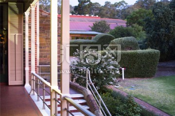 澳洲私人花园的屋檐廊道