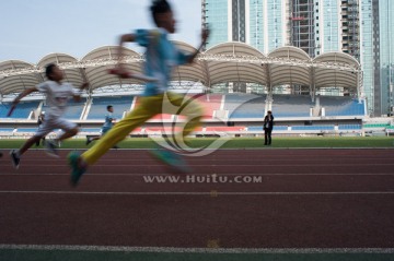 冲向终点 奋力奔跑