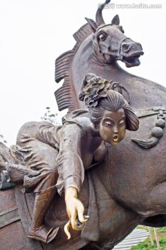 打马球女子雕像