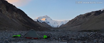 珠穆朗玛峰绒布冰川峡谷营地晨晖