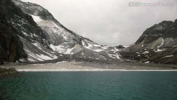 湖水 雪山