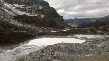 解冻的湖面 白马雪山