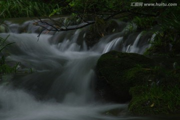 清澈山泉