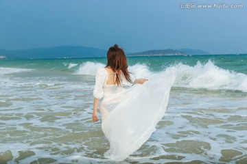 海邊穿白色長(zhǎng)裙的女人