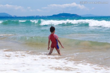 海滩上玩耍的小孩