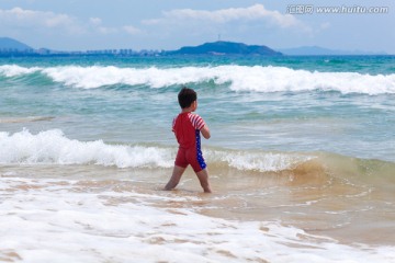 海边玩耍的小孩