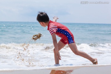 沙滩上玩耍的小孩