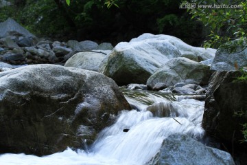 小河流水