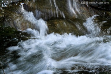 小河流水