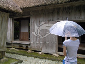 雨中拍摄的少女