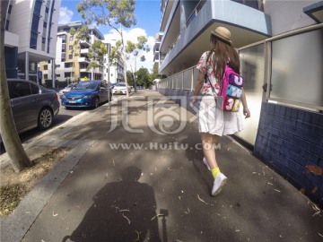 走在悉尼街头的中国女孩