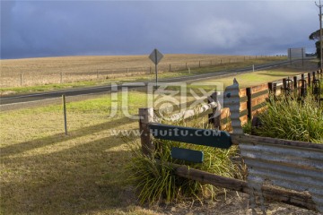 澳洲袋鼠岛上的公路和农场栅栏