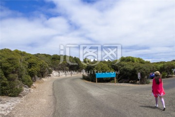 走在澳洲袋鼠岛公路上的女游客