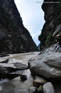 湍急的河水