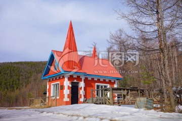 雪景红房子