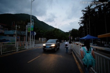 黎明时分的杨梅坑街景