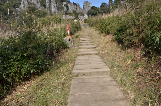 石板铺就的山路