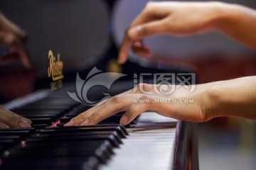 弹钢琴的双手