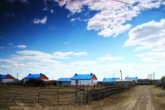 蓝天白云下的达斡尔族农庄
