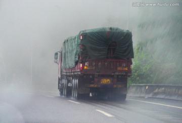 雨雾中的货车