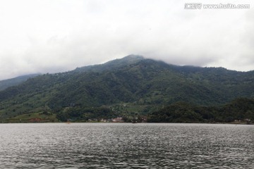 博卡拉费瓦湖