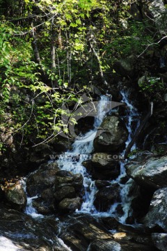 山间溪流