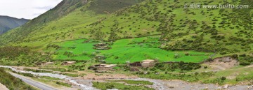 青藏高原藏民高山牧场农庄宽幅