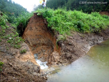 春季山塘水库破堤