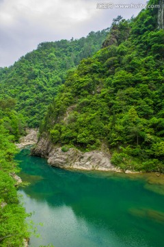 山谷溪流