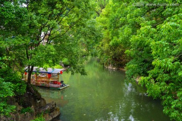 绿树小河背景