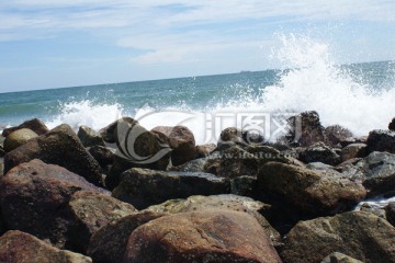 海浪拍打礁石