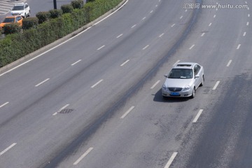 高速行驶的汽车