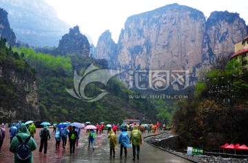 雨中的游人