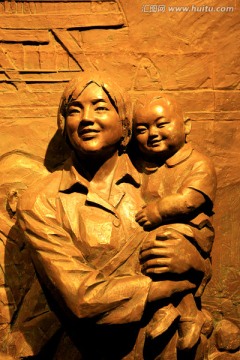 母子人物雕像