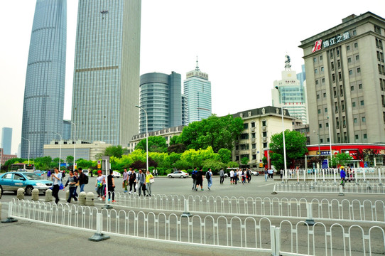 天津市中心马路边建筑