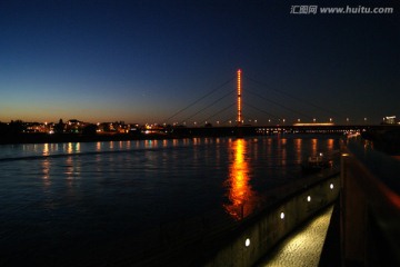 德国杜塞尔夫多美茵河畔夜景景