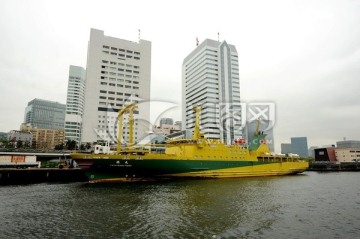 日本隅田川黄色货轮
