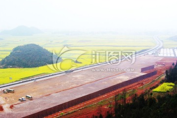 云南罗平油菜花田与公路