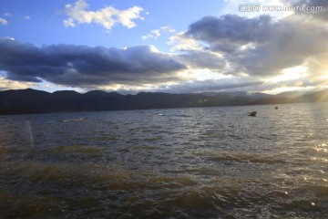 夕阳下的泸沽湖