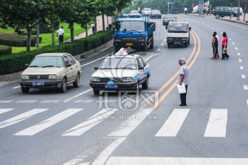 横穿马路