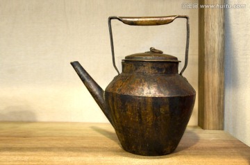 铜铸茶壶