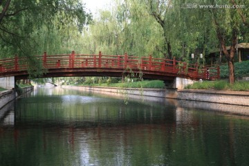 水渠上红色的木桥