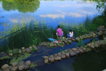 桃子湖公园情侣钓鱼
