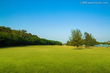 大草坪小山丘高清图片