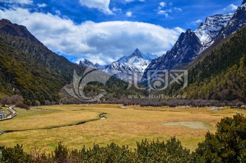 洛绒措 央迈勇神山