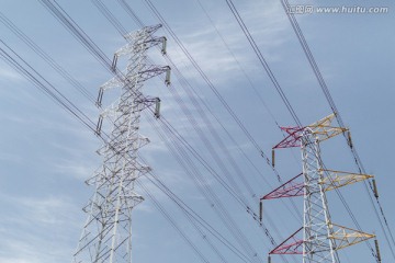 蓝天下的电网输电线路及铁塔架