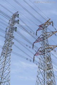 蓝天下的电网输电线路及铁塔架
