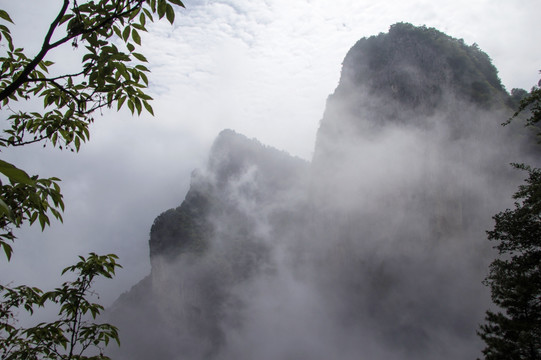 雾气弥漫天竺山