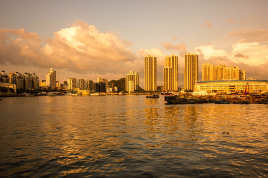 金色的夕阳笼罩城市的海面上