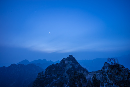 箭扣长城暮色 星轨 蓝天